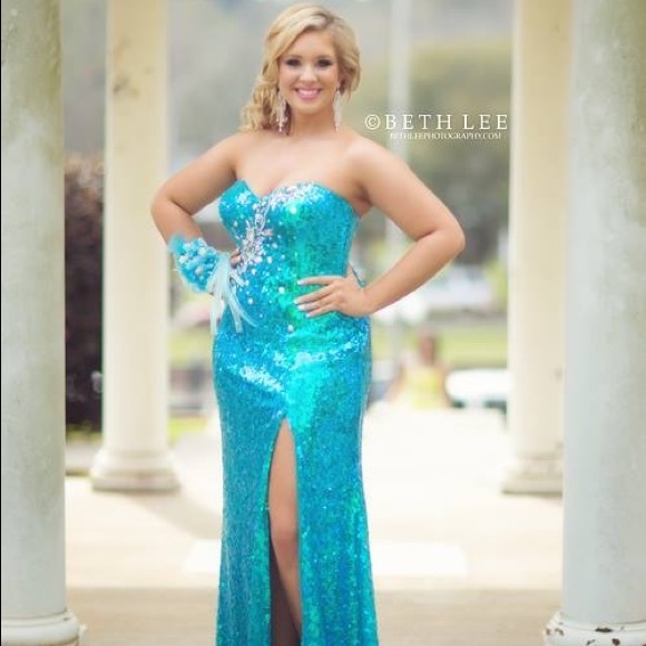 Formal dress - Picture 1 of 2